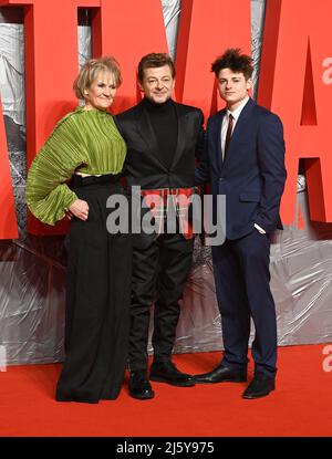 Foto muss gutgeschrieben werden ©Alpha Press 079965 23/02/2022 Lorraine Ashbourne, Andy Serkis mit Sohn Louis Ashbourne Serkis bei der Batman Special Screening im BFI Imax in London. Stockfoto