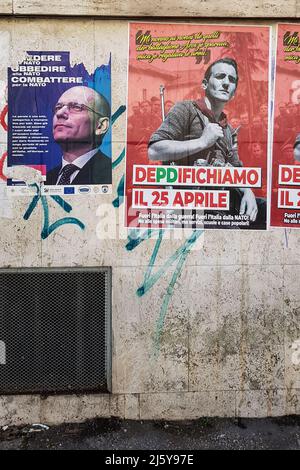 Rom, Italien. 26. April 2022. In Rom erschienen Plakate gegen die Demokratische Partei: "Mein Großvater hat die Großväter der Asow-Bataillone erschießt und ihnen keine Waffen gegeben". Dies ist die Schrift, die auf einem Plakat erscheint, das die 'DeDifizierung' des Feiertages vom 25. April lobt, der von dem antifaschistischen Kollektiv Militant in Rom veröffentlicht wurde: Eine Kritik an der Entsendung von Waffen durch Italien in die Ukraine mit Unterstützung der Demokratischen Partei. (Bild: © Andrea Ronchini/Pacific Press via ZUMA Press Wire) Stockfoto