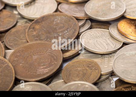 Hintergrund der alten Münzen der UdSSR von Rubel und Kopeken von verschiedenen Stückelungen. Der Rubel und der Kopeck ist die nationale Währung der UdSSR. Geldkonzept. Stockfoto