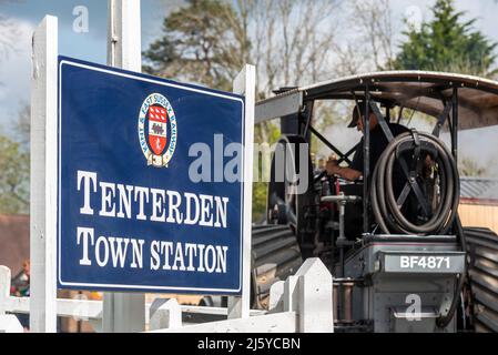 Eingang der Kent & East Sussex Railway am Tenterden Town Station, Kent, Großbritannien. Erhaltene Dampfeisenbahn, mit Zugmaschine Stockfoto