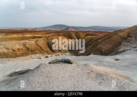 Schlammvulkan in den Bergen. Erstaunliches Naturphänomen der Erde Stockfoto