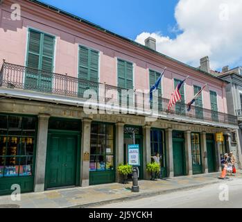 NEW ORLEANS, LA, USA - 23. APRIL 2022: Volle Vorderansicht des historischen Gebäudes der New Orleans Collection im französischen Viertel Stockfoto