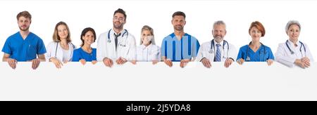 Gruppe von Ärzten und Krankenschwestern medizinisches Personal mit leerem Banner isoliert auf einem weißen Hintergrund, Platz für Text-Inhalt kopieren Stockfoto
