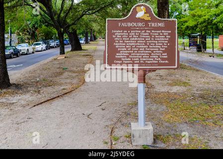 NEW ORLEANS, LA, USA - 23. APRIL 2022: Historische Markierung für das Viertel Faubourg Treme direkt vor dem French Quarter Stockfoto