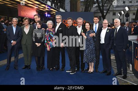 Foto muss gutgeschrieben werden ©Alpha Press 079965 12/04/2022 Charles S Cohen, Johnny Flynn, Matthew Macfayden, Kelly Macdonald, Penelope Wilton, Colin Firth, Jason Isaacs, John Madden, Michelle Ashford, Kris Thykier, Ben Macintire und Iain Canning Operation Mincemeat UK Premiere auf dem Curzon Mayfair London Stockfoto