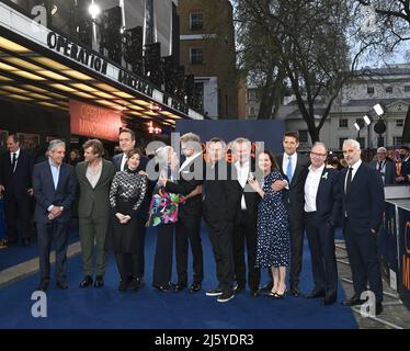 Foto muss gutgeschrieben werden ©Alpha Press 079965 12/04/2022 Charles S Cohen, Johnny Flynn, Matthew Macfayden, Kelly Macdonald, Penelope Wilton, Colin Firth, Jason Isaacs, John Madden, Michelle Ashford, Kris Thykier, Ben Macintire und Iain Canning Operation Mincemeat UK Premiere auf dem Curzon Mayfair London Stockfoto