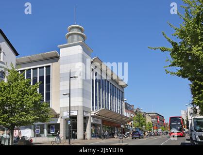Stadtzentrum von Bromley, Kreuzung High Street mit Ravensbourne Road. Zeigt Verkehr, Fußgänger sowie Dreams und Wilko-Geschäfte. Stockfoto