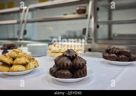 Köstliche hausgemachte Schokoladen-Muffins, Cupcake mit weißem Hintergrund Stockfoto