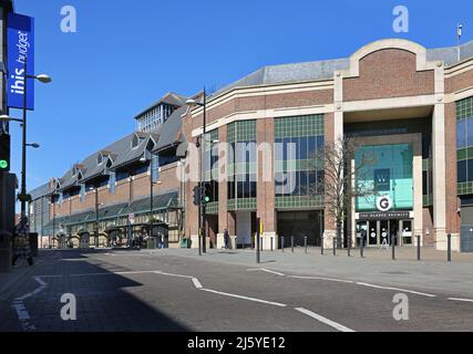 Elmfield Road Eingang zum Einkaufszentrum Glades im Stadtzentrum von Bromley, London, Großbritannien. Stockfoto