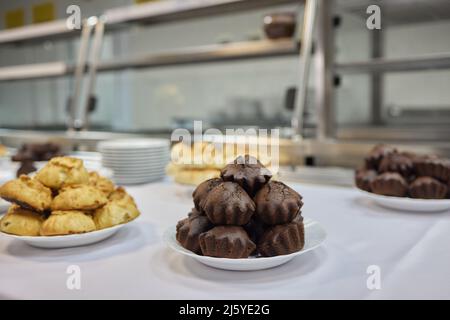 Köstliche hausgemachte Schokoladen-Muffins, Cupcake mit weißem Hintergrund Stockfoto