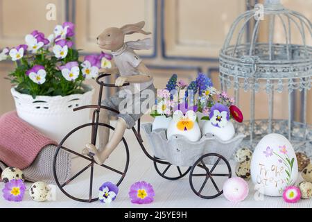 osterdekoration mit osterhase und Frühlingsblumen in Eiern Stockfoto