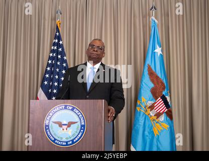 Ramstein, Deutschland. 26. April 2022. Lloyd Austin, US-Verteidigungsminister, gibt eine Presseerklärung auf dem Luftwaffenstützpunkt Ramstein ab. Quelle: Boris Roessler/dpa/Alamy Live News Stockfoto