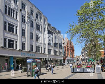 Bromley Stadtzentrum an einem geschäftigen Sommerwochentag. Zeigt die Fußgängerzone High Street, Cafés und den Primark-Laden. Stockfoto