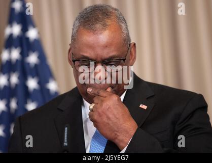 Ramstein, Deutschland. 26. April 2022. Lloyd Austin, US-Verteidigungsminister, gibt eine Presseerklärung auf dem Luftwaffenstützpunkt Ramstein ab. Quelle: Boris Roessler/dpa/Alamy Live News Stockfoto