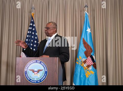 Ramstein, Deutschland. 26. April 2022. Lloyd Austin, US-Verteidigungsminister, gibt eine Presseerklärung auf dem Luftwaffenstützpunkt Ramstein ab. Quelle: Boris Roessler/dpa/Alamy Live News Stockfoto