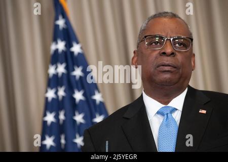 Ramstein, Deutschland. 26. April 2022. Lloyd Austin, US-Verteidigungsminister, gibt eine Presseerklärung auf dem Luftwaffenstützpunkt Ramstein ab. Quelle: Boris Roessler/dpa/Alamy Live News Stockfoto