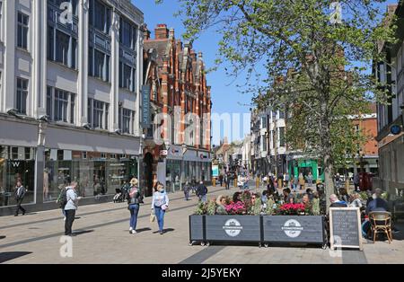 Bromley Stadtzentrum an einem geschäftigen Sommerwochentag. Zeigt die Fußgängerzone High Street, Cafés und den Primark-Laden. Stockfoto