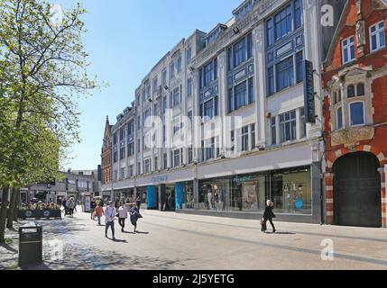 Bromley Stadtzentrum an einem geschäftigen Sommerwochentag. Zeigt die Fußgängerzone High Street, Cafés und den Primark-Laden. Stockfoto