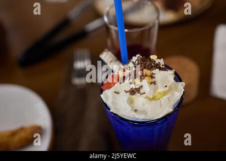 Schokoladensüßes Frosting exreme Milchshake mit Donut und Süßigkeiten. Crazy Freakshake Food Trend. Speicherplatz kopieren Stockfoto
