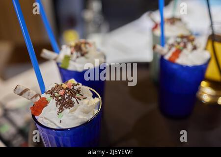 Schokoladensüßes Frosting exreme Milchshake mit Donut und Süßigkeiten. Crazy Freakshake Food Trend. Speicherplatz kopieren Stockfoto