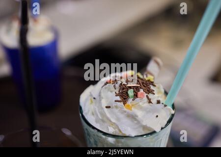 Schokoladensüßes Frosting exreme Milchshake mit Donut und Süßigkeiten. Crazy Freakshake Food Trend. Speicherplatz kopieren Stockfoto