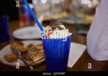 Schokoladensüßes Frosting exreme Milchshake mit Donut und Süßigkeiten. Crazy Freakshake Food Trend. Speicherplatz kopieren Stockfoto