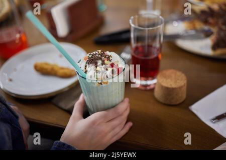 Schokoladensüßes Frosting exreme Milchshake mit Donut und Süßigkeiten. Crazy Freakshake Food Trend. Speicherplatz kopieren Stockfoto