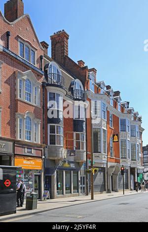 Das historische Gebäude der Royal Bell, ehemalige Poststation, Teil einer Terrasse aus denkmalgeschützten georgianischen Gebäuden der Klasse II in der Bromley High Street, Großbritannien. Stockfoto