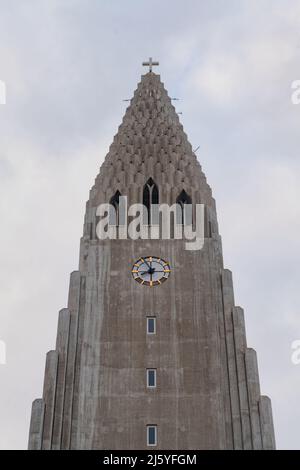 Kirche von Hallgrims mit Uhr in Reykjavik, Island Stockfoto