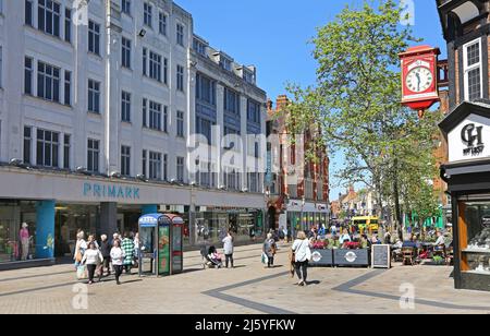 Bromley Stadtzentrum an einem geschäftigen Sommerwochentag. Zeigt die Fußgängerzone High Street, Cafés und den Primark-Laden. Stockfoto