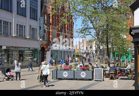 Bromley Stadtzentrum an einem geschäftigen Sommerwochentag. Zeigt die Fußgängerzone High Street, Cafés und den Primark-Laden. Stockfoto