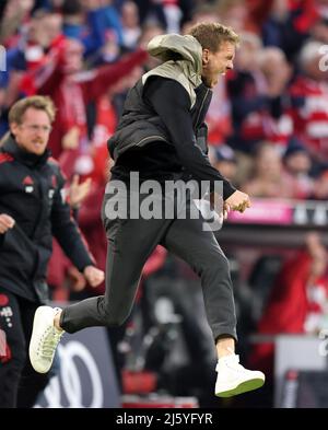 Jubelsprung von Coach Julian Nagelsmann von Bayern München nach dem 3:1 München München , Deutschland 23.4.2022 FC Bayern München Borussia Dortmund Fußball Fußball Fußball Fußball Bundesliga Saison 2021 / 2022 in der Allianz Arena © diebilderwelt / Alamy Stock Stockfoto