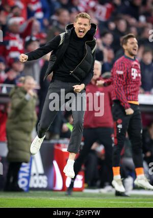 Jubelsprung von Coach Julian Nagelsmann von Bayern München nach dem 3:1 München München , Deutschland 23.4.2022 FC Bayern München Borussia Dortmund Fußball Fußball Fußball Fußball Bundesliga Saison 2021 / 2022 in der Allianz Arena © diebilderwelt / Alamy Stock Stockfoto