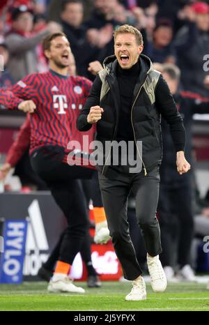 Jubelsprung von Coach Julian Nagelsmann von Bayern München nach dem 3:1 München München , Deutschland 23.4.2022 FC Bayern München Borussia Dortmund Fußball Fußball Fußball Fußball Bundesliga Saison 2021 / 2022 in der Allianz Arena © diebilderwelt / Alamy Stock Stockfoto