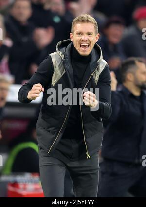 Jubelsprung von Coach Julian Nagelsmann von Bayern München nach dem 3:1 München München , Deutschland 23.4.2022 FC Bayern München Borussia Dortmund Fußball Fußball Fußball Fußball Bundesliga Saison 2021 / 2022 in der Allianz Arena © diebilderwelt / Alamy Stock Stockfoto