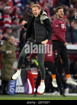 Jubelsprung von Coach Julian Nagelsmann von Bayern München nach dem 3:1 München München , Deutschland 23.4.2022 FC Bayern München Borussia Dortmund Fußball Fußball Fußball Fußball Bundesliga Saison 2021 / 2022 in der Allianz Arena © diebilderwelt / Alamy Stock Stockfoto