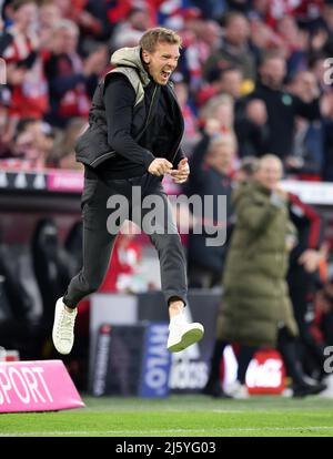 Jubelsprung von Coach Julian Nagelsmann von Bayern München nach dem 3:1 München München , Deutschland 23.4.2022 FC Bayern München Borussia Dortmund Fußball Fußball Fußball Fußball Bundesliga Saison 2021 / 2022 in der Allianz Arena © diebilderwelt / Alamy Stock Stockfoto