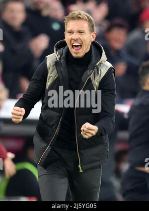 Jubelsprung von Coach Julian Nagelsmann von Bayern München nach dem 3:1 München München , Deutschland 23.4.2022 FC Bayern München Borussia Dortmund Fußball Fußball Fußball Fußball Bundesliga Saison 2021 / 2022 in der Allianz Arena © diebilderwelt / Alamy Stock Stockfoto