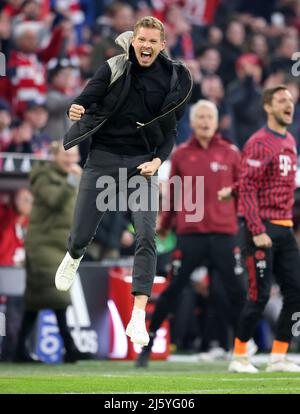 Jubelsprung von Coach Julian Nagelsmann von Bayern München nach dem 3:1 München München , Deutschland 23.4.2022 FC Bayern München Borussia Dortmund Fußball Fußball Fußball Fußball Bundesliga Saison 2021 / 2022 in der Allianz Arena © diebilderwelt / Alamy Stock Stockfoto