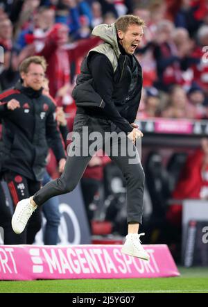 Jubelsprung von Coach Julian Nagelsmann von Bayern München nach dem 3:1 München München , Deutschland 23.4.2022 FC Bayern München Borussia Dortmund Fußball Fußball Fußball Fußball Bundesliga Saison 2021 / 2022 in der Allianz Arena © diebilderwelt / Alamy Stock Stockfoto