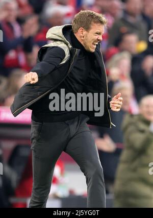 Jubelsprung von Coach Julian Nagelsmann von Bayern München nach dem 3:1 München München , Deutschland 23.4.2022 FC Bayern München Borussia Dortmund Fußball Fußball Fußball Fußball Bundesliga Saison 2021 / 2022 in der Allianz Arena © diebilderwelt / Alamy Stock Stockfoto