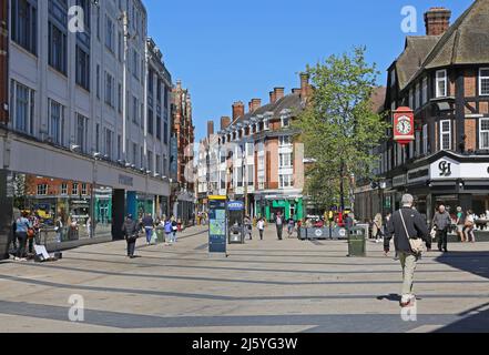 Bromley Stadtzentrum an einem geschäftigen Sommerwochentag. Zeigt die Fußgängerzone High Street, Cafés und den Primark-Laden. Stockfoto