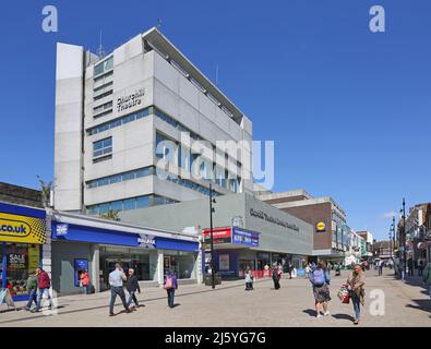 Stadtzentrum von Bromley, belebte Einkaufsstraße. Zeigt die Fußgängerzone der High Street und des Churchill Theatre. Stockfoto