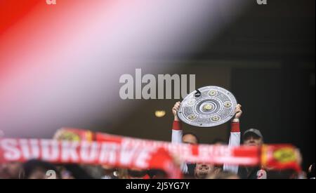 Fans mit Meisterschale München , Deutschland 23.4.2022 FC Bayern München Borussia Dortmund Fußball Fußball Fußball Bundesliga Saison 2021 / 2022 in der Allianz Arena © diebilderwelt / Alamy Stock Stockfoto