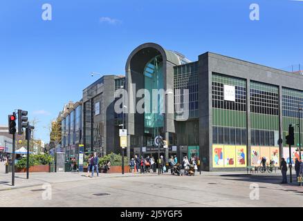 Bromley Stadtzentrum an einem geschäftigen Sommertag. Zeigt den Eingang der High Street zum Einkaufszentrum Glades. Stockfoto