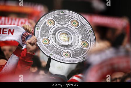 Fans mit Meisterschale München , Deutschland 23.4.2022 FC Bayern München Borussia Dortmund Fußball Fußball Fußball Bundesliga Saison 2021 / 2022 in der Allianz Arena © diebilderwelt / Alamy Stock Stockfoto