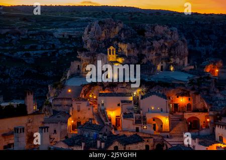 Nächtliches Stadtbild von Sasso Caveoso in Miera, Salento, Apulien, Italien. Stockfoto