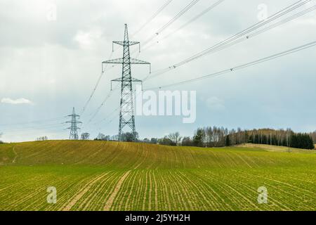 Hochspannungsmasten und Stromleitungen Stockfoto
