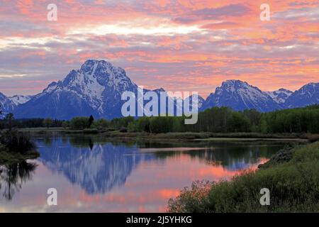 Wunderschöne Sonnenuntergänge am Oxbow Bend am Snake River im Grand Teton National Park. Beachten Sie die Spiegelung der Tetons im Snake River. Stockfoto