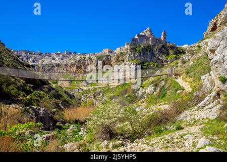 Panoramablick auf Sasso Caveoso und Hängebrücke über Torrente Gravina, Matera, Basilicata, Italien. Stockfoto